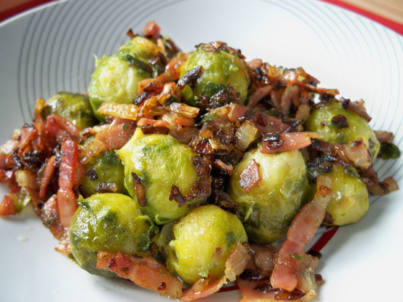 ✓【Coles de Bruselas con bacon y cebolla】Receta FÁCIL